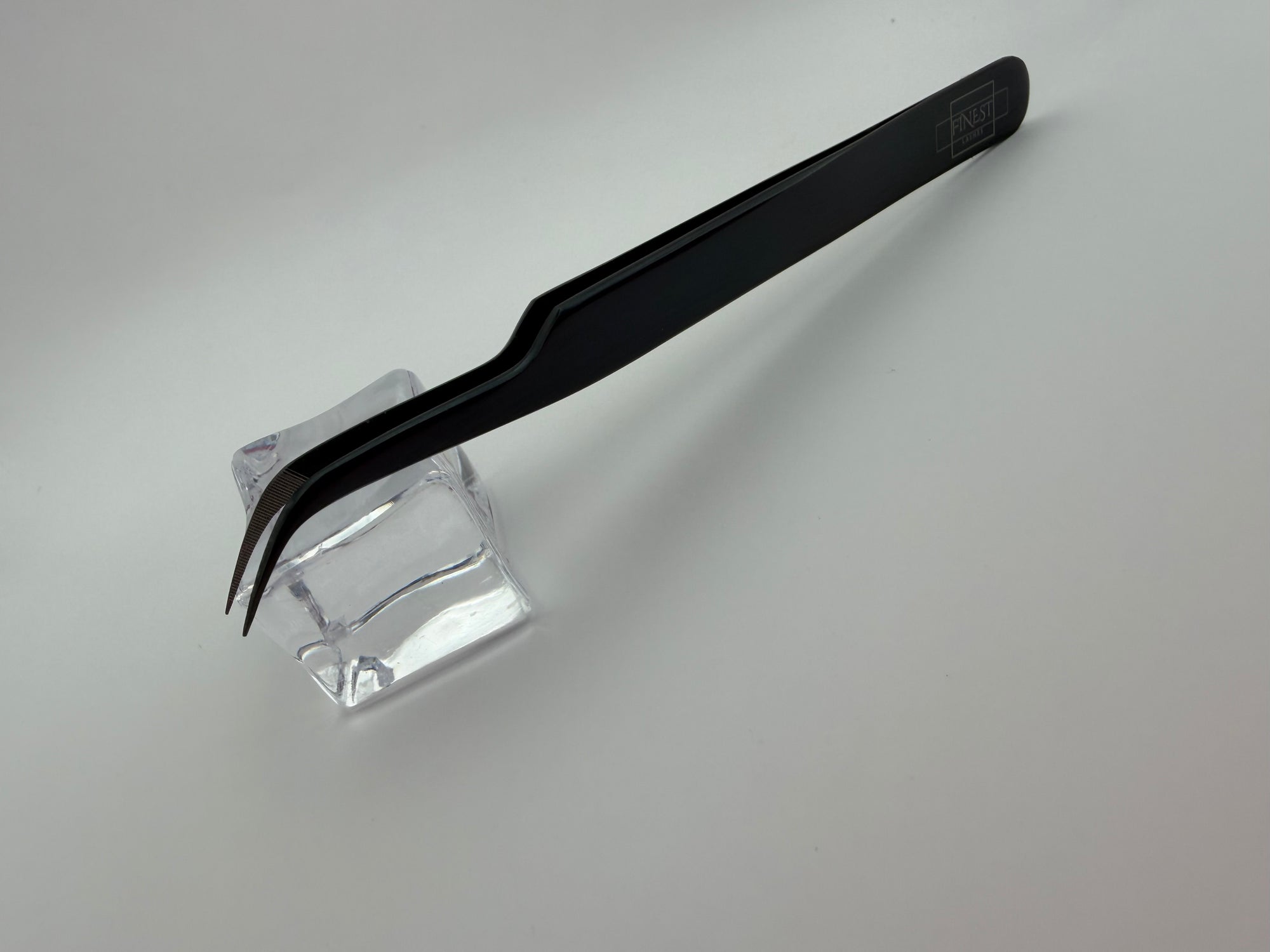 Curved Isolation Pincet – Sleek Black (Micro grip)