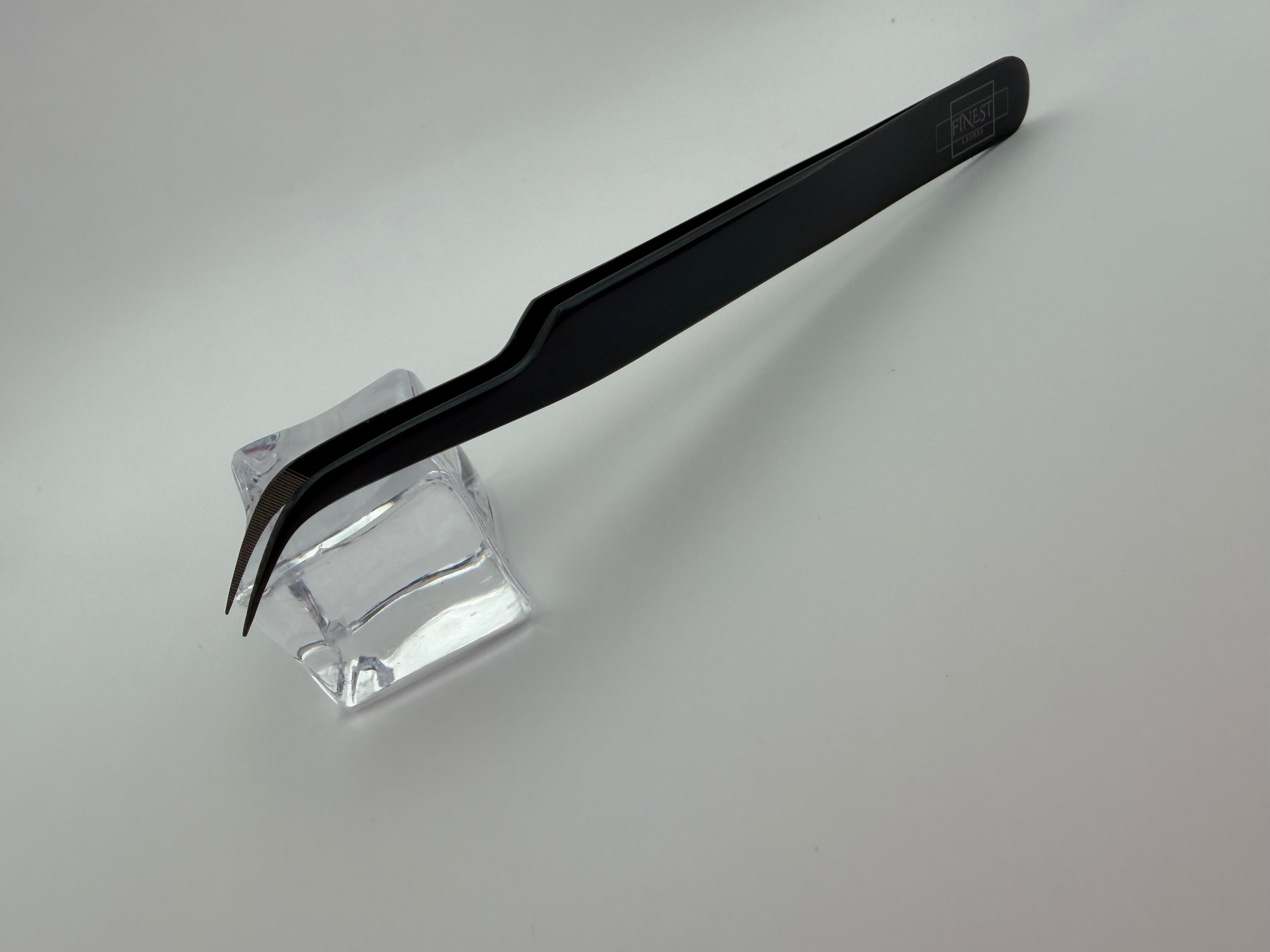 Curved Isolation Pincet – Sleek Black (Micro grip)