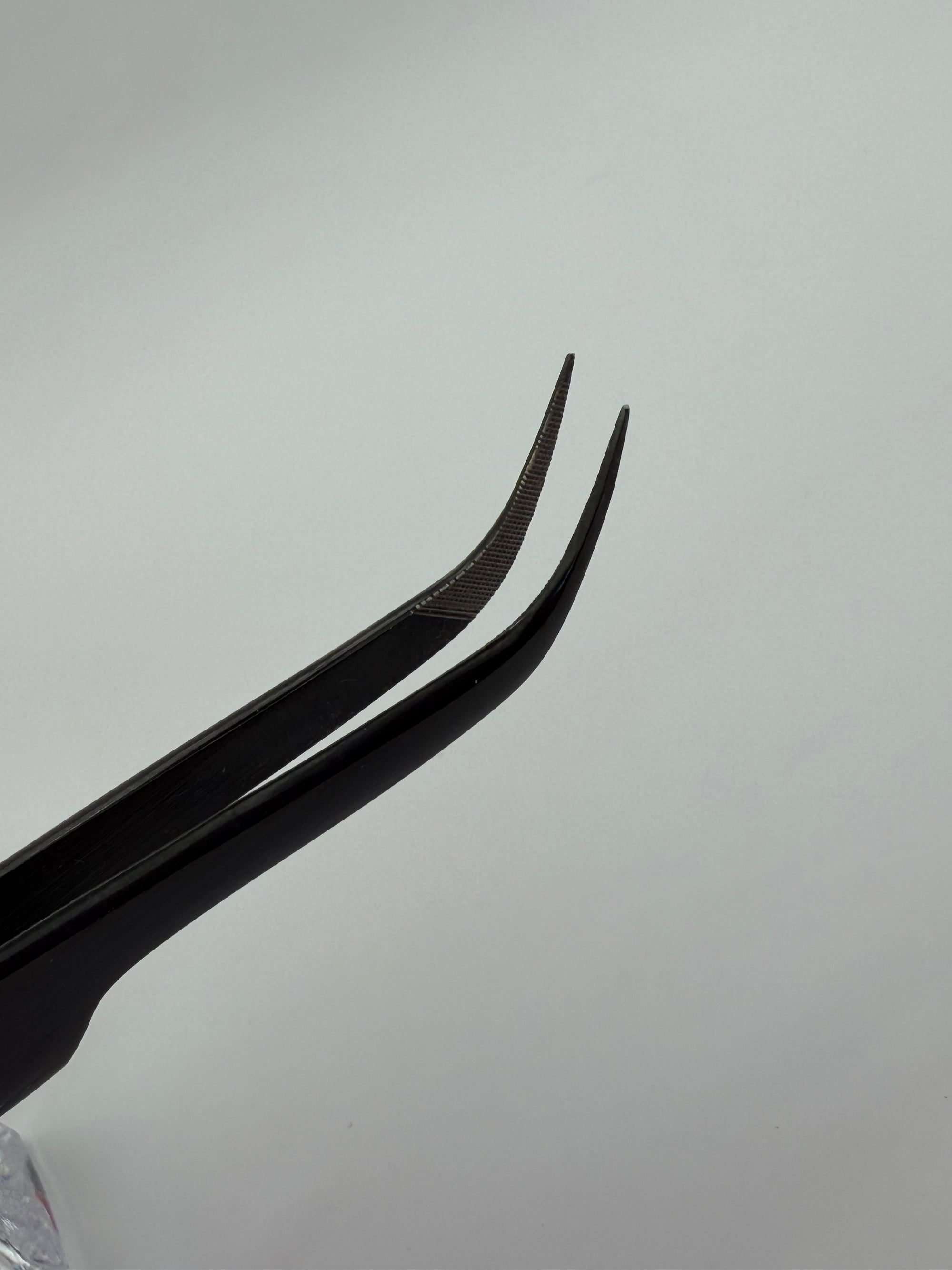 Curved Isolation Pincet – Sleek Black (Micro grip)