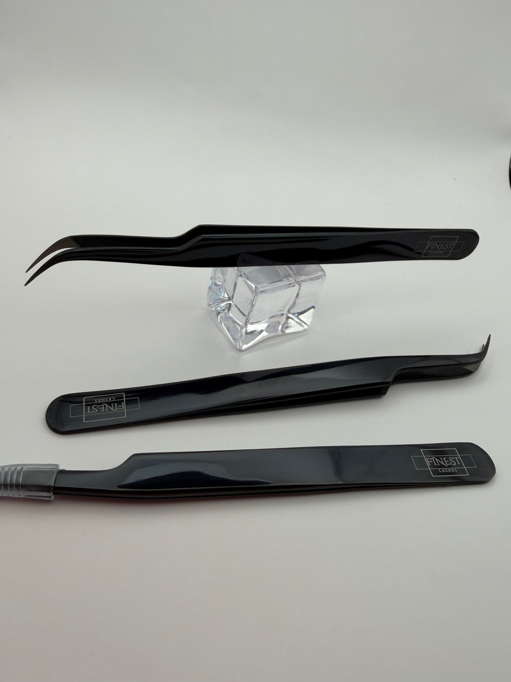 Curved Isolation Pincet – Sleek Black (Micro grip)