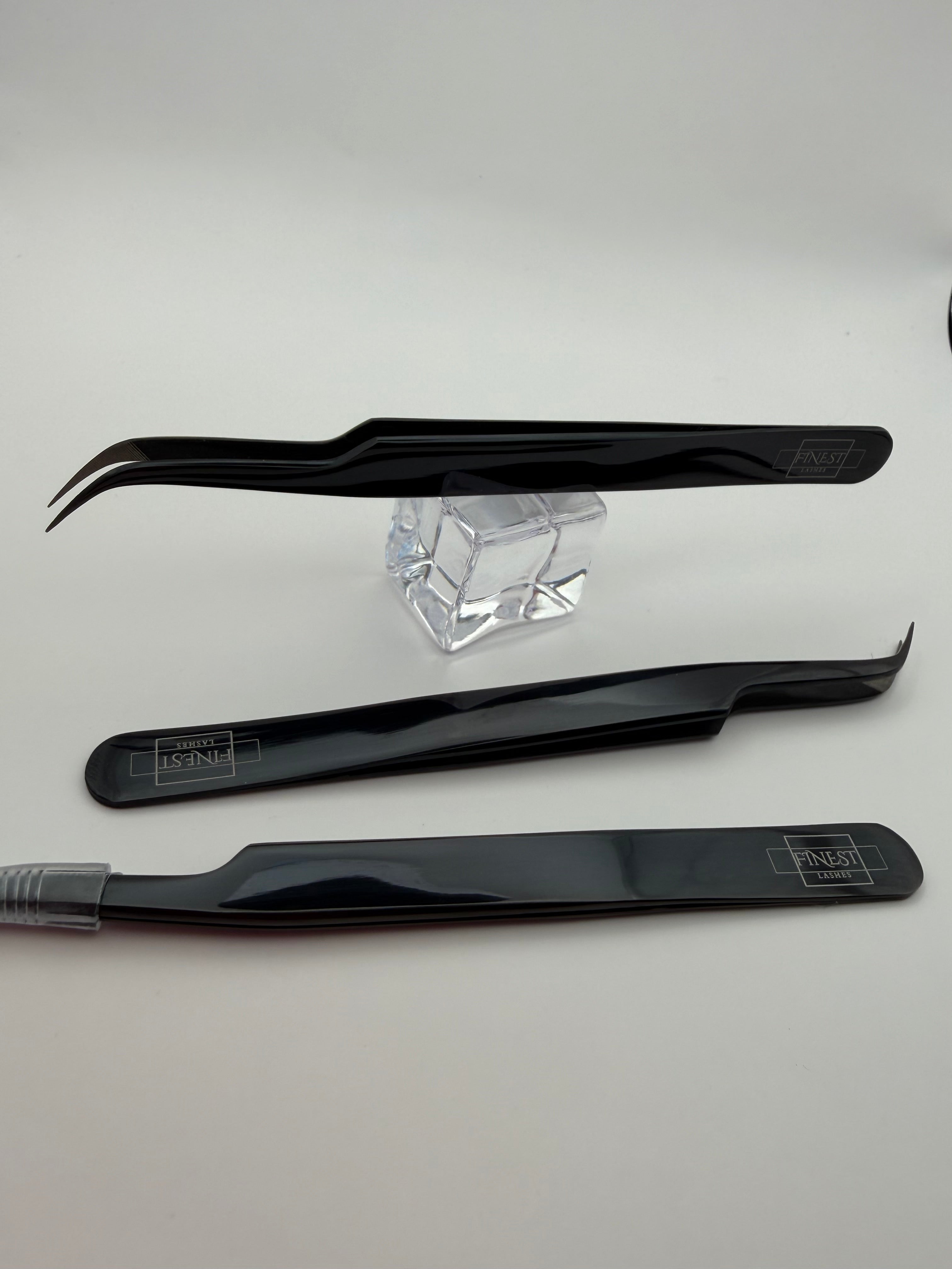 Curved Isolation Pincet – Sleek Black (Micro grip)